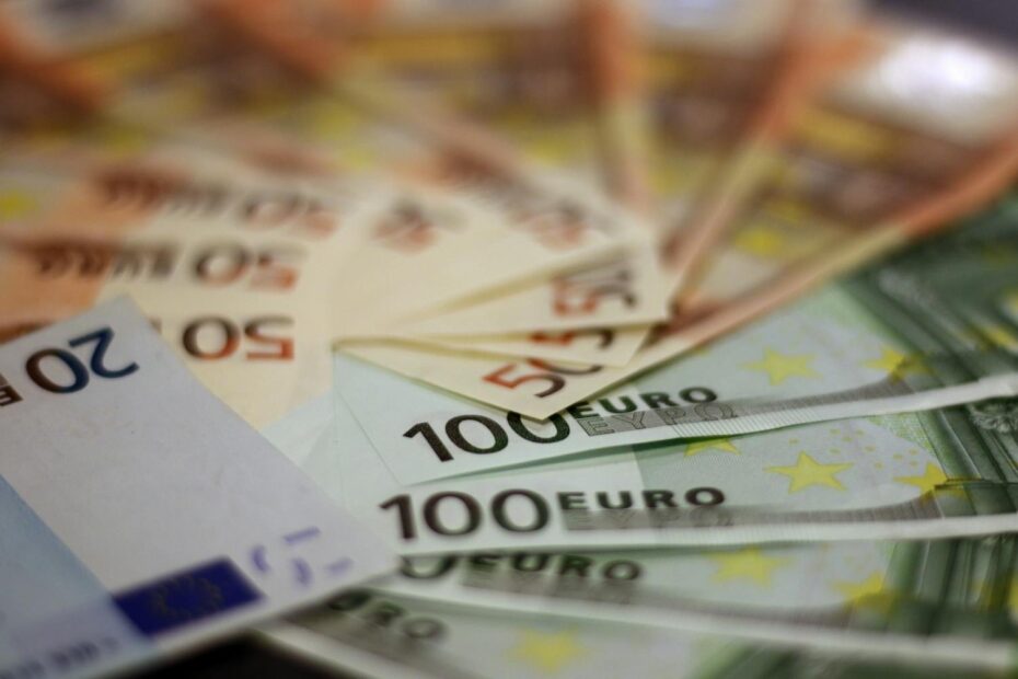100 and 50 Euro banknotes